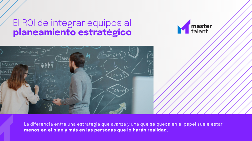 Imagen de artículo de Master Talent sobre el ROI de integrar equipos al planeamiento estratégico, con personas trabajando frente a un tablero de estrategia y equipos.